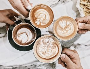 Tasses de café entre amis